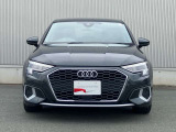 日本人デザイナーの発案によって2005年から採用されている、「シングルフレームグリル」。ひと目でAudiとわかる象徴的なデザインはAudiのブランドイメージを確立しています。