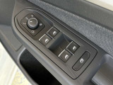 操作される頻度の多い運転席ウインドースイッチ。 汚れや傷みが少なく良好な状態です。