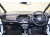 操作性に優れた運転席となります!小物入れや各ボタンの配置にこだわり、使いやすいです!座り心地もよく視認性も良好なのでロングドライブもお任せ下さい!