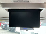 後席フリップダウンモニター装備。2、3rdシートに乗車の方がTV・DVDの視聴ができます