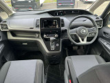 インパネ全体は写真の通りです!広々の運転席!運転席周りのボタンも操作しやすいです!写真で見切れている部分で見たい箇所があればお気軽にお問い合わせください!!