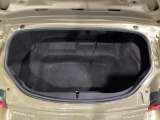 トランクスペースは決して広くはありませんが、深さがあります。1泊2日程度の2名分の荷物であればしっかりと収納可能です。