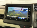 リバースギアに入れるだけで後方の表示へ切り替わります。夜間や雨の日の駐車も楽になりますよ。