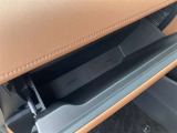 助手席側には広々としたダッシュボードを完備しております。
