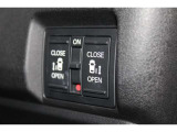 リア両側はパワースライドドアで、開閉には運転席のスイッチ、またはスライドドアのドアハンドルを少し引くだけで自動開閉します。