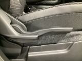 運転席にはドライバーの体型や好みに応じて前後方向だけでなく、高さの調整ができるシートリフターを装備!