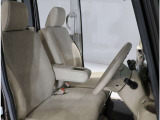 ●フロントシート!運転席は高さの調節も可能!アームレストもあるので快適に運転できます!●