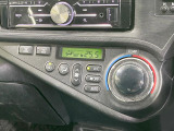【オートエアコン】一度お好みの温度に設定すれば、車内の温度を検知し風量や温度を自動で調整。暑い&hellip;寒い&hellip;と何度もスイッチ操作をする必要はありません。快適な車内空間には必須の機能ですね♪