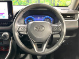 インテリアに合わせたデザインのステアリングは、運転される方のことも考え、運転しやすい形状、大きさです。是非一度、実際に触ってお確かめください。