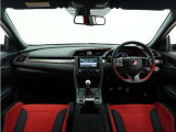◆視界広々で非常に運転しやすくロングドライブでも疲れを感じさせないすっきりとまとまったインパネ周りです。
