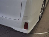 コーナーセンサーを車の前後に装備。障害物までの距離に応じて警告音を変えてお知らせ。縦列駐車時や駐車場・車庫などでの取り回しをサポートします。詳細は販売店スタッフまでおたずねください。