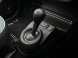 操作が簡単なシフトレバーですのでストレスなく運転が出来ますよ!