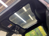 【ガラスルーフ】ガラスルーフ搭載で車内の解放感が一気にアップ!開放的なドライブをお楽しみいただけます。