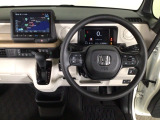 【ハンドル】運転にかかわる様々な操作を安全に行えるように視点移動が少なく操作性に配慮されたスイッチ類が凝縮されたコックピットです。