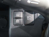 オートマチックハイビームとは、先行車や対向車のライトを認識し、ハイビームとロービームを自動で切り替える機能です。夜道の視界を確保します。