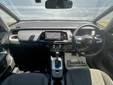 ドライバー目線の画像です。フラットナダッシュボードで室内や視界もとても広いため運転しやすいですよ。ぜひご来店の際はお掛け下さい。