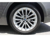 【BMWアロイホイール】軽量かつ強度に拘ったアロイホイール。走行性能ポテンシャルを引き出す設計。タイヤのサイドウォールが強化されたランフラットタイヤは、パンク時にタイヤがつぶれてもリムから外れません。