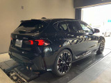 【BMWの伝統-3】BMWのお車は、&ldquo;駆け抜ける歓び&rdquo;を体現しております。走行の安定性とコーナリングの良さを追求し、思い通りにハンドルの操作可能です。