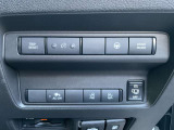 運転席からでもワンタッチで両側オートスライドドアの開閉操作が行えます。