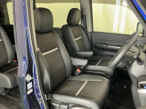 フロントは運転席と助手席が別々の広々としたセパレートシート、運転席は高さを調整できるハイトアジャスター付きでちょうどいいドライビングポジションに調整できます
