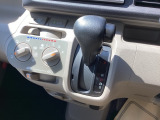 自然に手が届き、操作性の良いインパネシフトに、パーキングブレーキはフットブレーキタイプなので、運転席と助手席の間はすっきりしています。