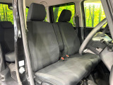 運転席まわりには十分なスペースがあり、大柄な方でもゆったり運転していただける環境です。
