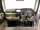 車内は光触媒抗菌消臭施工済です。スタイリッシュなデザインで暖かみのあるインパネ周りを演出します。グローブボックスやカップホルダーのほかにトレーなどたくさんの収納スペースが装備されています。