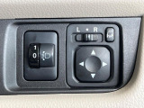 【電動格納ミラー】サイドミラーは電動格納式となっており、狭い駐車場でもキズがつくリスクを抑えられます。