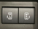 【両側パワースライドドア】スマートキーや運転席のスイッチで後席両側スライドドアの開閉が可能♪電動だから力を入れてドアを開ける必要が無く、小さなお子様でも簡単に開け閉めでき快適です♪
