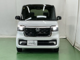 LEDヘッドライトを装備しています。LEDヘッドライトはとても明るく、雨の日や夜間走行も安全・安心です。オートライトコントロール付きで周囲の明るさに応じて自動で点灯・消灯します