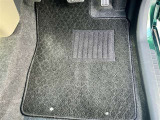 運転席側のフロアマットです。使用感はありますが、ほつれや破れはありません。