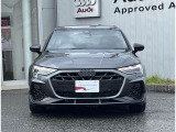 【ブラックStyle】シングルフレームグリルはAudiの象徴的なデザイン要素であり、一目でAudiとわかるスタイル、大きくて迫力のある形状が車のスポーティな印象を強調しており、魅力的なデザインとなっています。