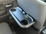 リヤシートも全車消毒済み。前に便利な【パーソナルテーブル】も装備。