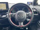 【革巻きステアリング】上質な革を使用することで、手にしっかり馴染みとても運転しやすいハンドルです♪