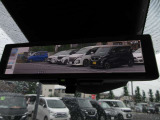 乗員、ヘッドレスト、積載物などでさえぎられがちなルームミラーの後方視界をクリアに保ちます。車室内の状況に関わらず、車両後方にあるカメラの画像をルームミラーに映し出します。