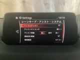 カメラが車線を認識してはみ出しそうになるとステアリングアシストが介入するレーン・キープ・アシストシステムを装備しております。お好みで作動・非作動の設定も可能です。
