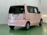 プライバシーガラスが装備されています。外を見るときには気にならずに、後方車両からは車内が見えにくくなってます