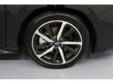 スバルの走りを足元から支える純正18インチアルミホイール。サイズは225/45R18