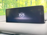 【10.25インチマツダコネクト】車内の雰囲気にマッチした大型ディスプレイ。スマホ接続でのナビ使用やBluetooth再生等、様々な機能が楽しめます。直感的なダイヤル操作が可能で、使い勝手も良好です。