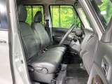 運転席まわりには十分なスペースがあり、大柄な方でもゆったり運転していただける環境です。