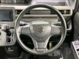 インテリアに合わせたデザインのステアリングは、運転される方のことも考え、運転しやすい形状、大きさです。是非一度、実際に触ってお確かめください。