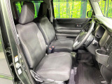 運転席まわりには十分なスペースがあり、大柄な方でもゆったり運転していただける環境です。