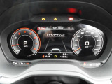 重厚感と安定感があり、同時にダイナミックさも備えるAudiの走り。機能やデザインが革新的なメーター。