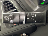 【オートワイパー(AUTO)】雨が降り出した時に、雨滴検出用センサー(レインセンサー)が雨滴を感知すると、自動でワイパーが動作します。