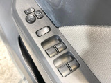 【電動格納ミラー】サイドミラーは電動格納式となっており、狭い駐車場でもキズがつくリスクを抑えられます。