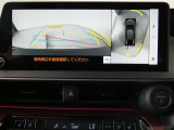 パノラミックビューモニター付きです。車両を上から見たような映像をディスプレイオーディオ画面に表示。運転席からの目視だけでは見にくい、車両周辺の状況をリアルタイムでしっかり確認できます。