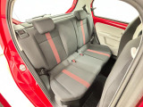 安全性と快適性を追求した、少し硬めのシート。 これは長時間の運転や渋滞などの状況でも、身体の疲労度が少ないことを求めたものです。