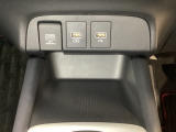 アクセサリーソケットはUSBのアダプターなどをつければ、スマホの充電にも使えます。横にはナビゲーション用の外部入力やスマートフォンなどの充電可能なUSB端子が1個ずつついています。