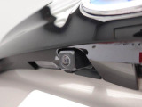 後退時に車両の後ろ側をモニター画面に表示します。車庫入れなどでバックする際に後方確認ができて便利です。車庫入れが苦手な人もこれで安心。