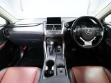 上質で落ち着いた印象のインパネ。視界も広々で運転しやすいです。